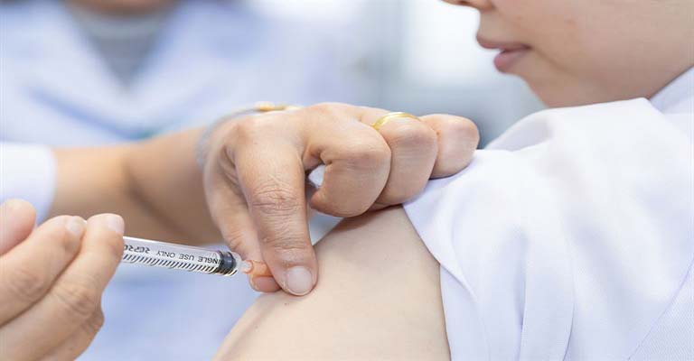 S.M le Roi lance la campagne de vaccination contre la Covid-19 S.M le Roi lance la campagne de vaccination contre la Covid-19