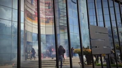 Des supporters furieux du Mouloudia d'Alger vandalisent le siège du sponsor du club
