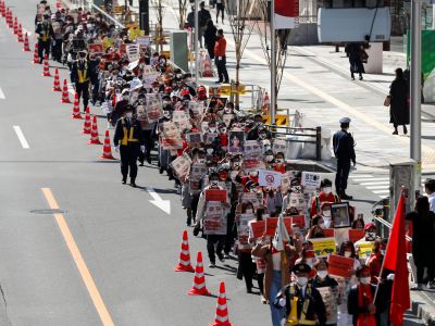 Des milliers de Birmans dans les rues