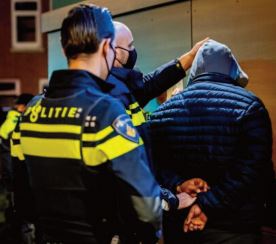 Quatre mois de prison pour un Danois qui a toussé sur des policiers en criant “ corona ”