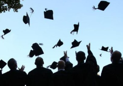 Doctorat et activité professionnelle: Une ambition louable confrontée à un équilibre précaire Doctorat et activité professionnelle: Une ambition louable confrontée à un équilibre précaire