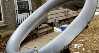 Pluie de débris d’ un avion en difficulté sur la ville de Denver Pluie de débris d’ un avion en difficulté sur la ville de Denver