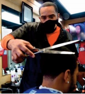 Un barbier afro-américain coupe court aux préjugés sur la Covid-19