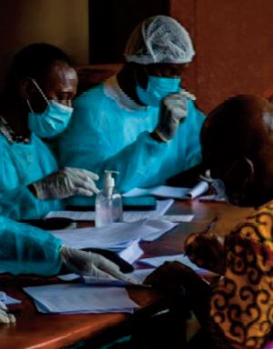 Au chevet des malades d’Ebola, les soignants visent le risque zéro