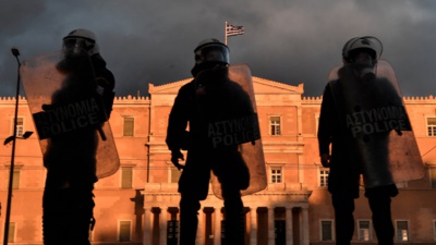 Tollé en Grèce suite à une intervention de musclée de la police pour faire respecter le confinement Tollé en Grèce suite à une intervention de musclée de la police pour faire respecter le confinement