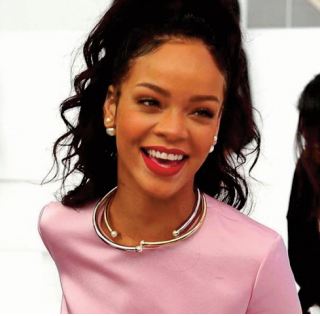 Rihanna n ’ arrive pas à vendre sa somptueuse demeure londonienne Rihanna n ’ arrive pas à vendre sa somptueuse demeure londonienne