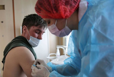 Le régulateur européen “convaincu” des bénéfices du vaccin AstraZeneca