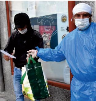 A Madrid, honte, rêves et frustration dans les “files de la faim ” A Madrid, honte, rêves et frustration dans les “files de la faim ”