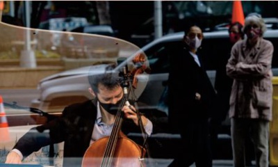 Des musiciens dans la vitrine