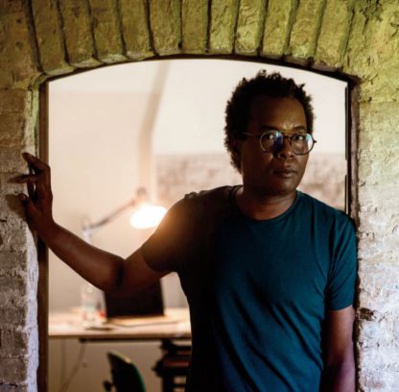 M’barek Bouhchichiun. Un plasticien qui fait de la défense du pluralisme ethnique son cheval de bataille M’barek Bouhchichiun. Un plasticien qui fait de la défense du pluralisme ethnique son cheval de bataille