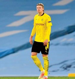 Et la signature de Haaland revient à... l’ arbitre assistant Et la signature de Haaland revient à... l’ arbitre assistant