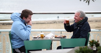 Les Anglais réinvestissent les terrasses des cafés Les Anglais réinvestissent les terrasses des cafés