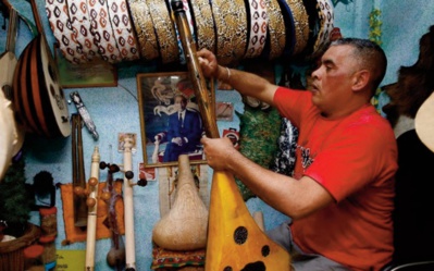 Khalid Chihab crée un instrument Ade musique combinant l’Oud et l’Outar