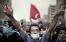 Malgré les excuses gouvernementales, la tension reste de mise en Turquie Malgré les excuses gouvernementales, la tension reste de mise en Turquie