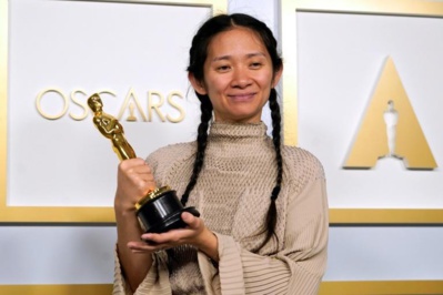 Chloé Zhao, seconde femme sacrée meilleure réalisatrice aux Oscars Chloé Zhao, seconde femme sacrée meilleure réalisatrice aux Oscars