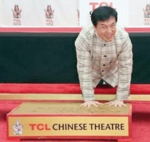 Jackie Chan, premier acteur chinois à déposer ses empreintes à Hollywood Jackie Chan, premier acteur chinois à déposer ses empreintes à Hollywood