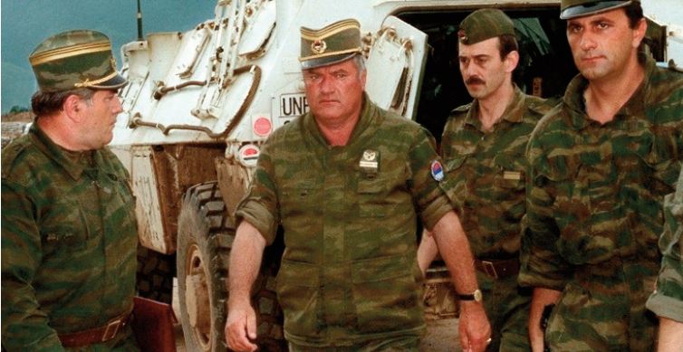 Mladic, croisé serbe devenu le symbole des atrocités de la guerre Mladic, croisé serbe devenu le symbole des atrocités de la guerre