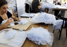 Le travail minutieux des plumassières sur les robes haute couture Le travail minutieux des plumassières sur les robes haute couture