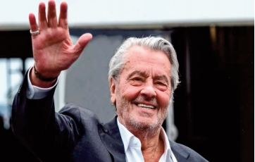 Alain Delon se paie Jean Dujardin, Omar Sy et Brad Pitt