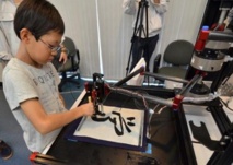 Japon: quand une machine transforme des gamins en maîtres calligraphes