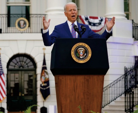 Face au virus, Biden célèbre une victoire, pas la fin de la guerre