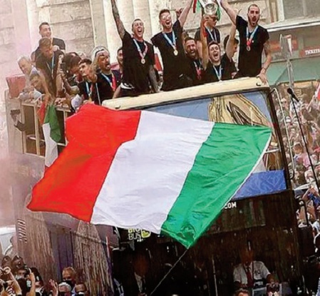 De retour au pays, les champions d'Europe savourent un bain de foule De retour au pays, les champions d'Europe savourent un bain de foule