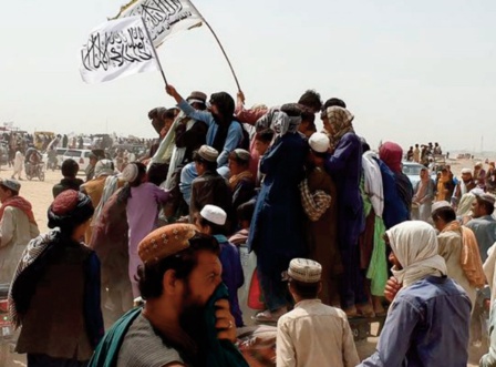 Les talibans disent contrôler un poste-frontière clé avec le Pakistan