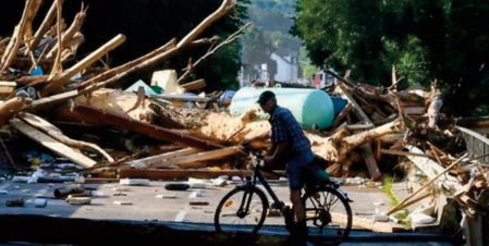 Merkel au chevet des victimes des inondations meurtrières en Europe