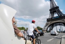 Au pied de la Tour Eiffel, les tuk-tuks fleurissent Au pied de la Tour Eiffel, les tuk-tuks fleurissent