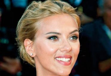 Scarlett Johansson attaque Disney pour la sortie en streaming de “BlackWidow ”