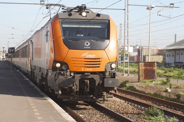 Un train intempestivement arrêté et ses passagers agressés