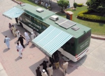 Au Pakistan, un premier "bus-tribunal" pour rendre la justice avant les talibans Au Pakistan, un premier "bus-tribunal" pour rendre la justice avant les talibans