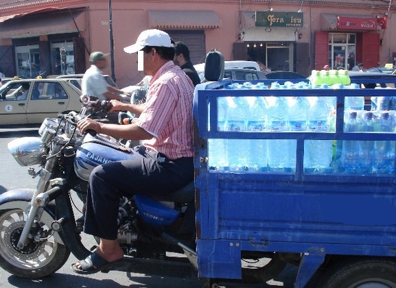 Les triporteurs chinois à l’origine d’une sacrée pagaille