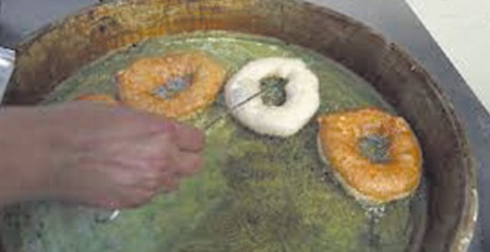 La préparation de beignets traditionnels, un métier qui lutte pour sa survie