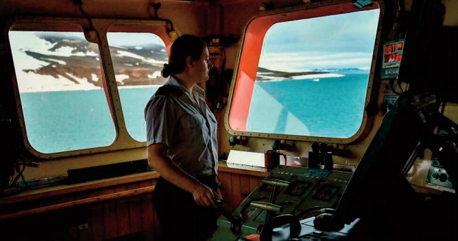 Sur un brise-glace nucléaire russe, un équipage masculin aux ordres de Diana Kidji Sur un brise-glace nucléaire russe, un équipage masculin aux ordres de Diana Kidji