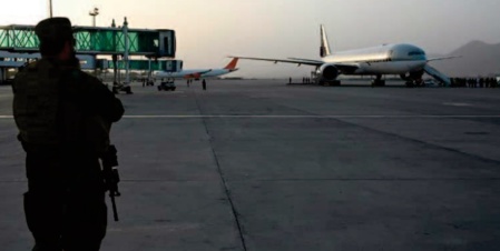 Un vol commercial a atterri à Kaboul Un vol commercial a atterri à Kaboul