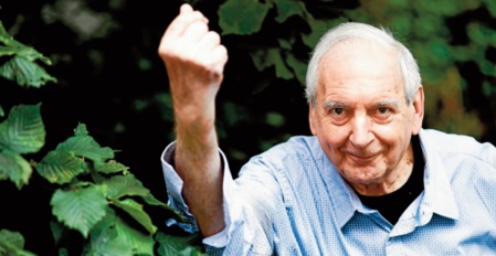 "Entartons les pompeux cornichons": La vitalité intacte du comique belge Noël Godin "Entartons les pompeux cornichons": La vitalité intacte du comique belge Noël Godin