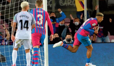 Liga: Le Barça évite le pire grâce à Araujo