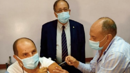 Des médecins et professionnels de santé reçoivent la 3ème dose du vaccin anti-Covid
