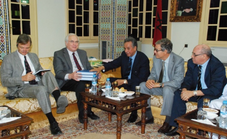 “Le Sahara marocain à travers les archives Royales” : Christopher Ross a reçu le livre de l’historienne Bahija Simou