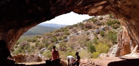 Découverte d'éléments de parure à la grotte de Bizmoune