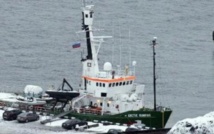 La Russie réduit ses charges contre un navire de Greenpeace La Russie réduit ses charges contre un navire de Greenpeace