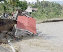 Le typhon Haiyan aurait fait 10.000 morts et des dégâts considérables aux Philippines Le typhon Haiyan aurait fait 10.000 morts et des dégâts considérables aux Philippines