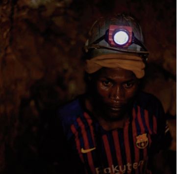 Dans les entrailles de la terre congolaise, le désespoir des chercheurs d'or Dans les entrailles de la terre congolaise, le désespoir des chercheurs d'or