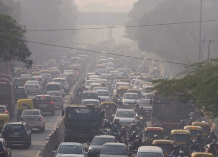 La pollution “nous tue”: La capitale indienne peine à respirer