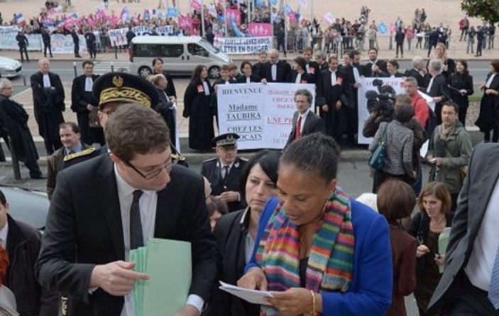 La France s’indigne face aux propos racistes contre Taubira La France s’indigne face aux propos racistes contre Taubira