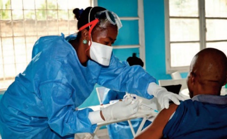 Face à l'Omicron, l'Afrique du Sud veut accélérer la vaccination Face à l'Omicron, l'Afrique du Sud veut accélérer la vaccination