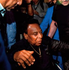 Pelé de retour à l'hôpital pour traiter une tumeur Pelé de retour à l'hôpital pour traiter une tumeur