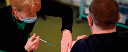 Face au “raz-de-marée Omicron”, le Royaume-Uni mise sur la troisième dose de vaccin