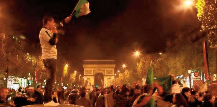 Tensions sur les Champs-Elysées entre supporters algériens et forces de l'ordre
